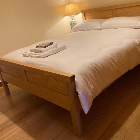 Double Bed Self Contained Annexe 14B Is To The Right Of The Main House Leilighet Salisbury Eksteriør bilde
