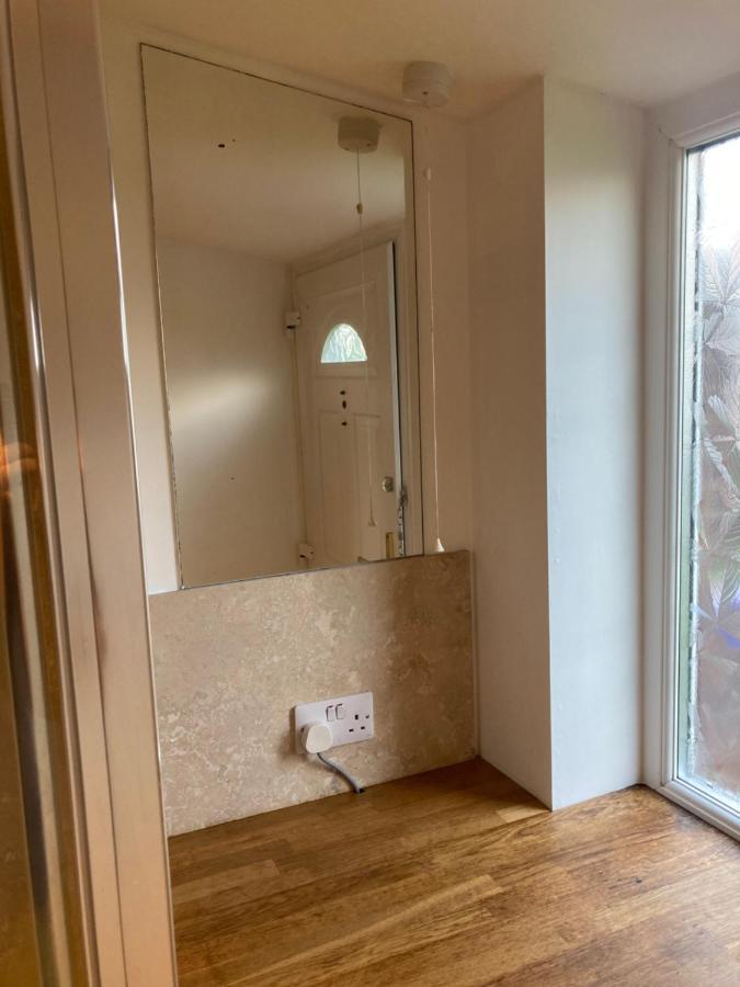 Double Bed Self Contained Annexe 14B Is To The Right Of The Main House Leilighet Salisbury Eksteriør bilde
