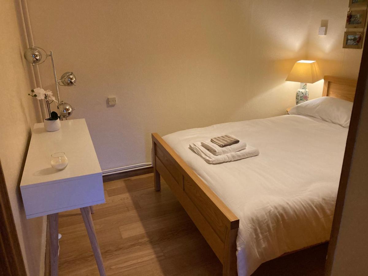 Double Bed Self Contained Annexe 14B Is To The Right Of The Main House Leilighet Salisbury Eksteriør bilde