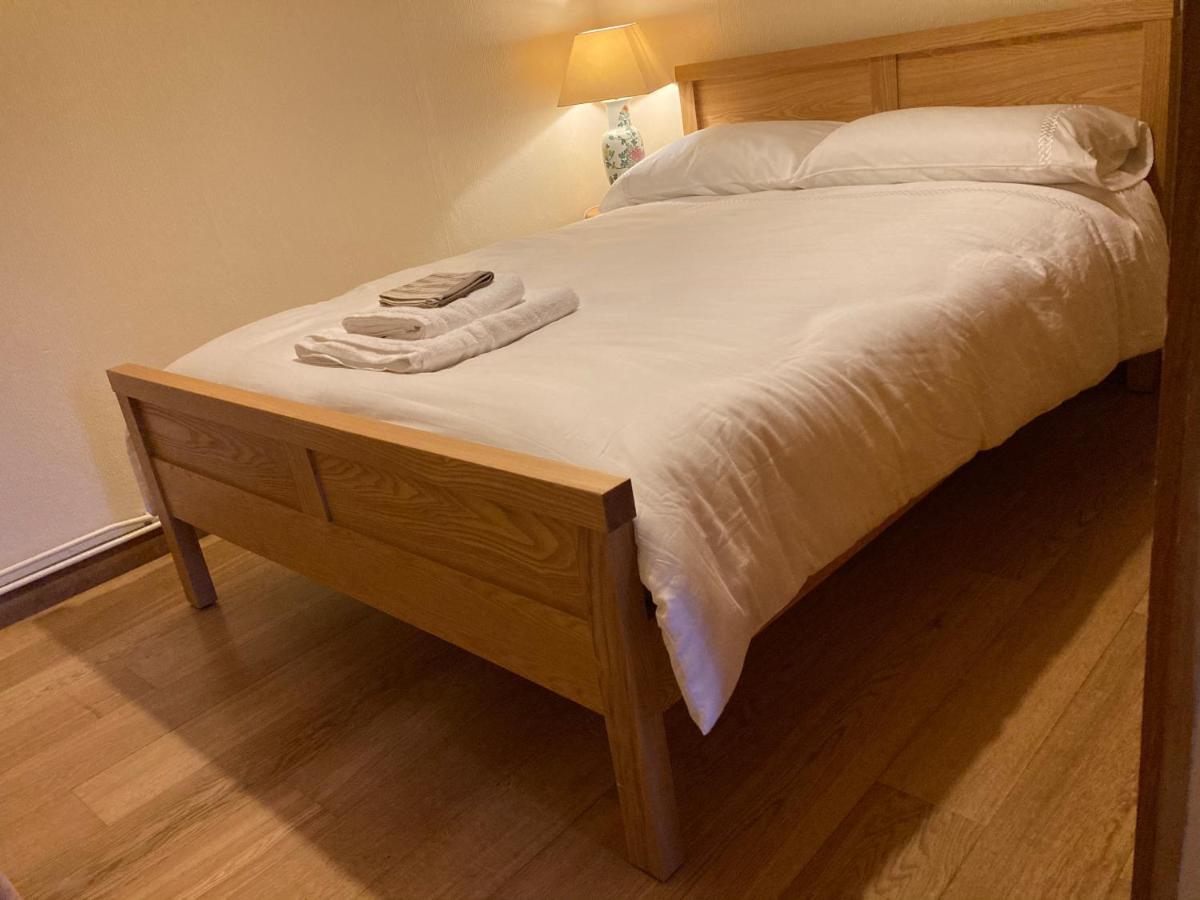 Double Bed Self Contained Annexe 14B Is To The Right Of The Main House Leilighet Salisbury Eksteriør bilde